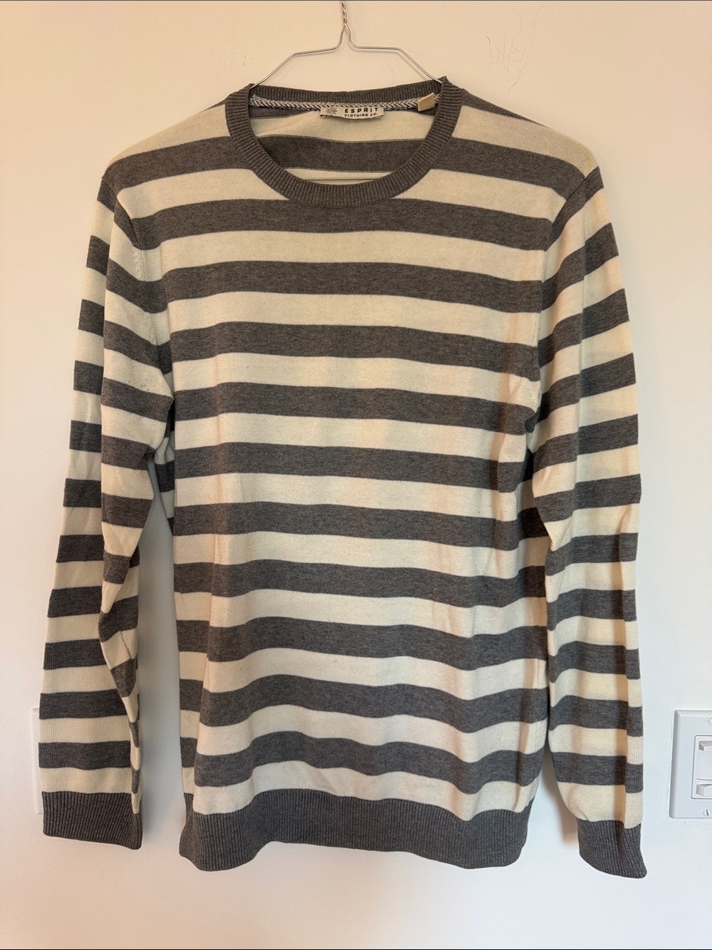 Espírit Striped Crewneck Sweater in Gray and Cream
